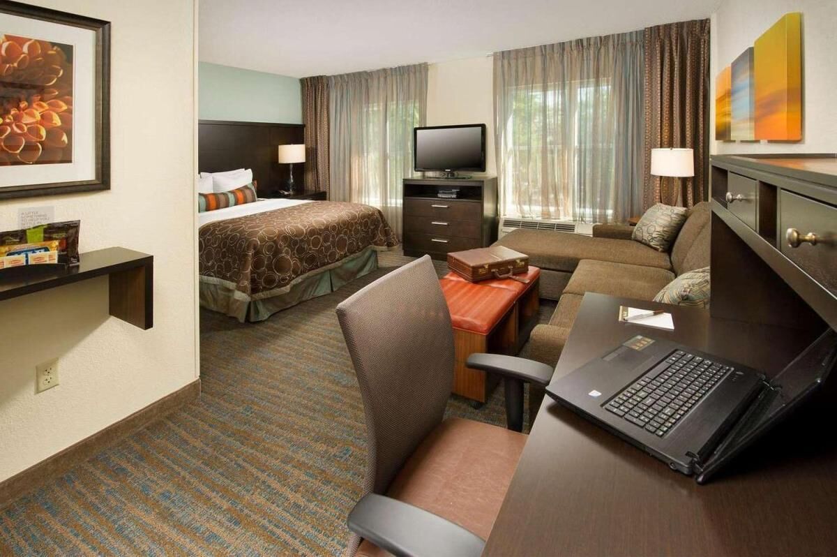 Pet-friendly and Spacious 2BR Suite with Kitchen! Free Breakfast, Swimming Pool!
