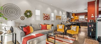 🌴 Games Room - Gym-  A/C - No Cleaning Fees - Hot Tub Beside Downtown 🌴 