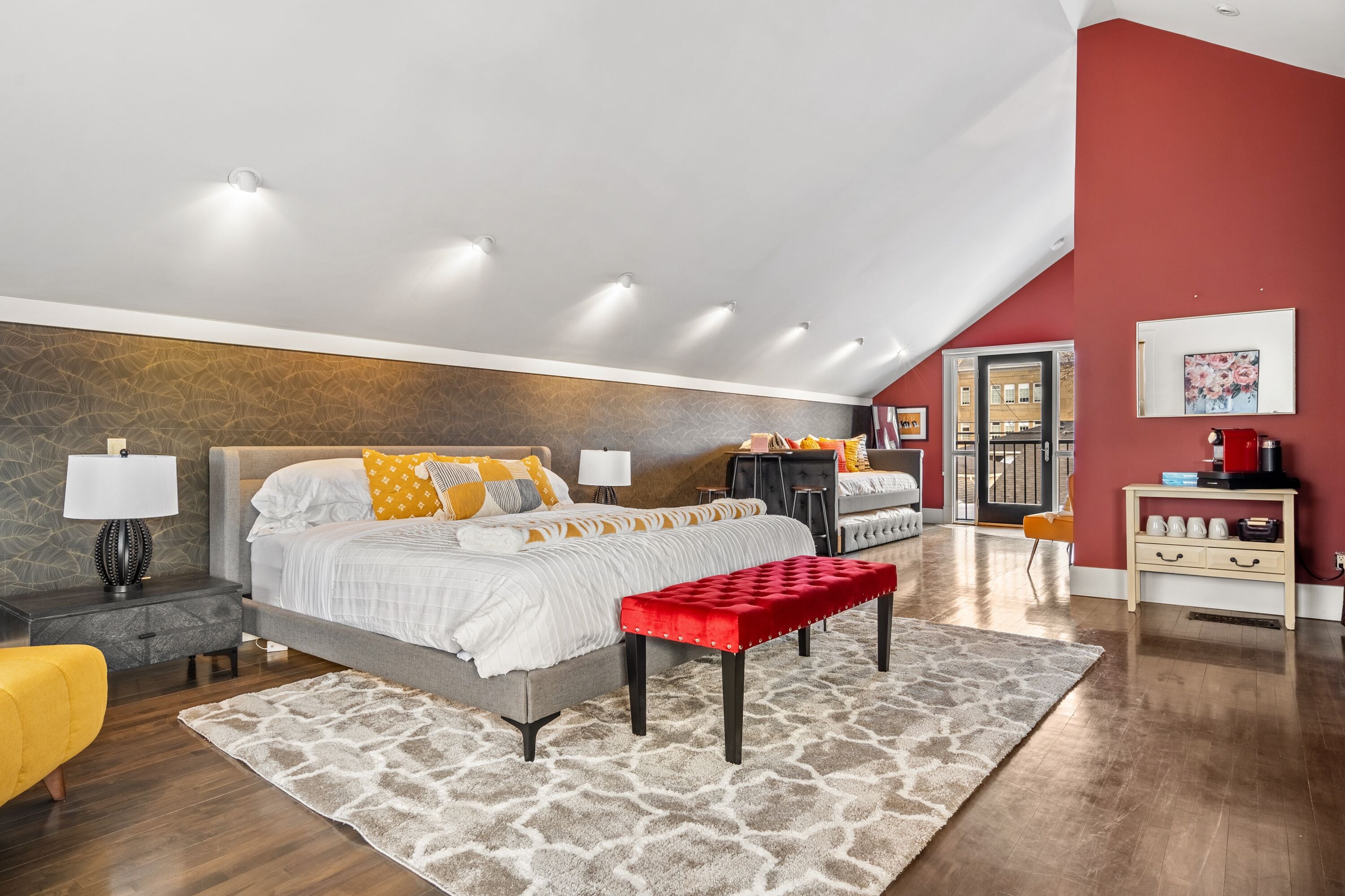 3 室のベッドルーム、デスク、アイロン / アイロン台、旅行用ベビーベッド