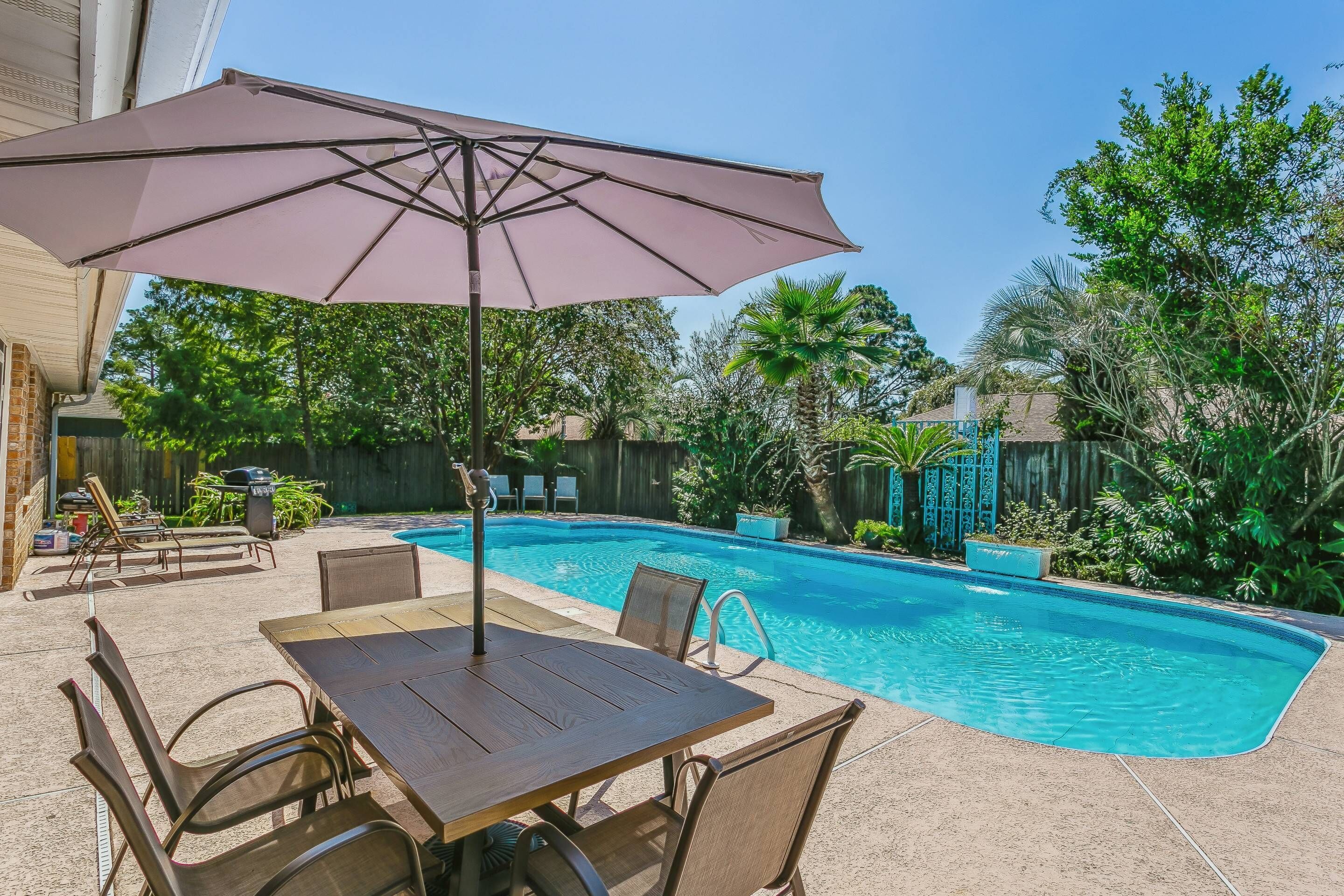 Private Pool |Gulf Breeze Proper Home |Pet Friendly |Close to Pensacola Beach |King Master |Parking