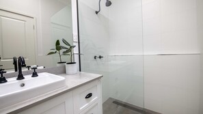 Bathtub, hair dryer, soap - Surfleet Serenity - Kiama (Kiama)