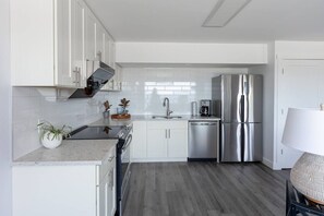 Køleskab, mikrobølgeovn, ovn, kogeplade