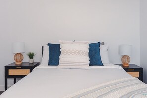 2 bedrooms, desk, WiFi, bed sheets