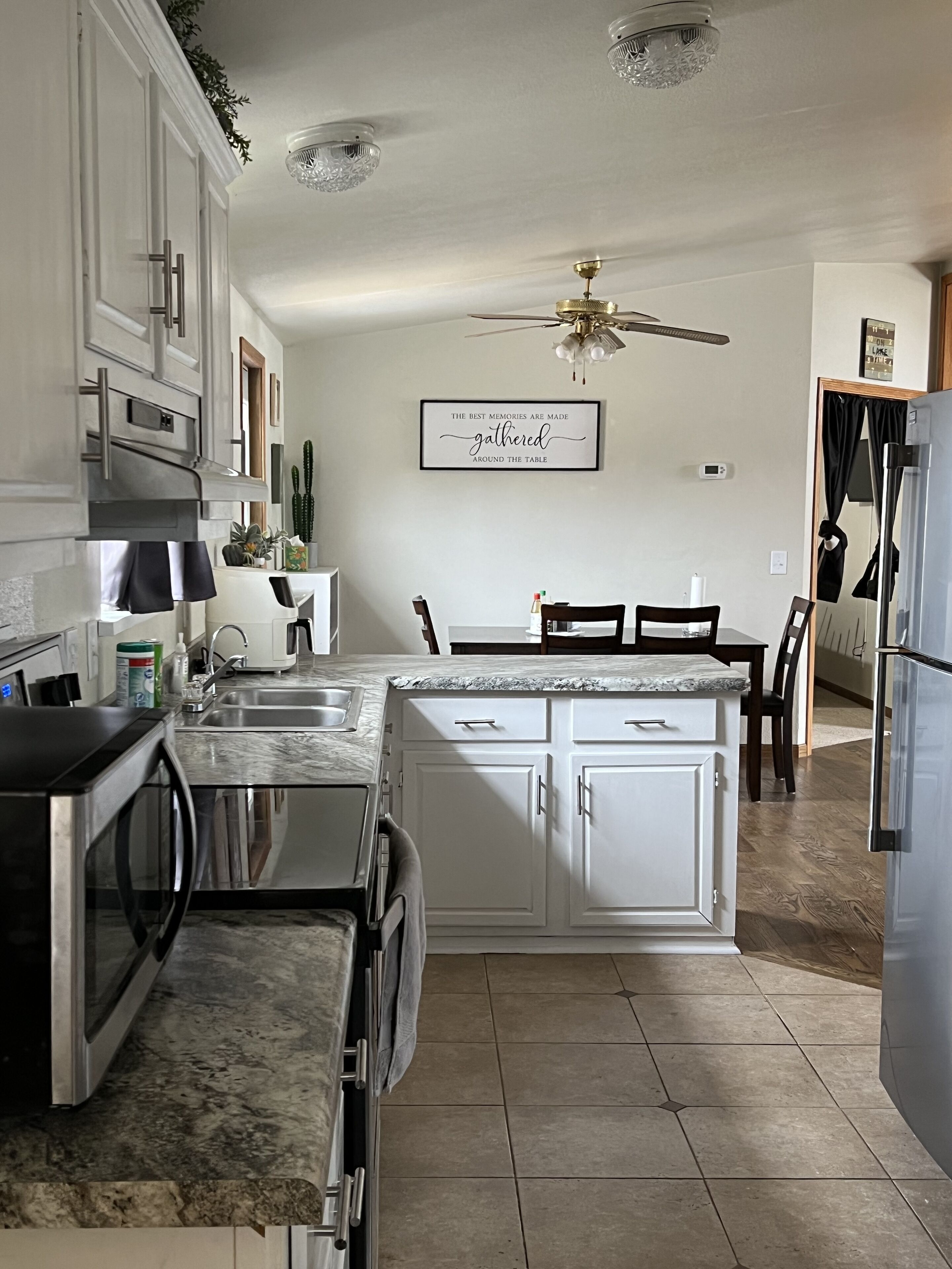Lakehouse retreat walking distance to fishing, beach, ice cream and restaurant