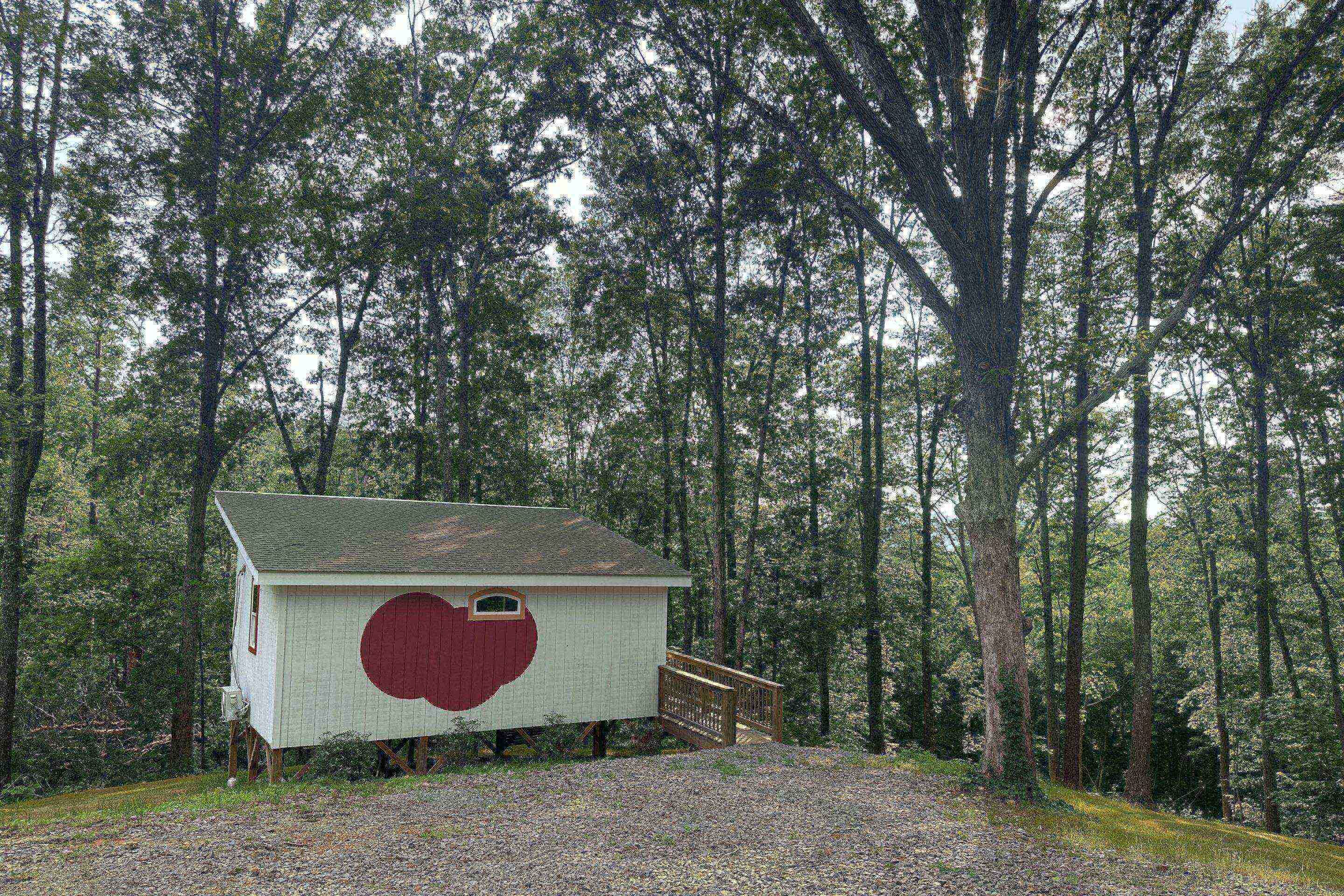 8 miles to Chattanooga - hang gliding-hiking-biking; Private & additional cabins for larger groups