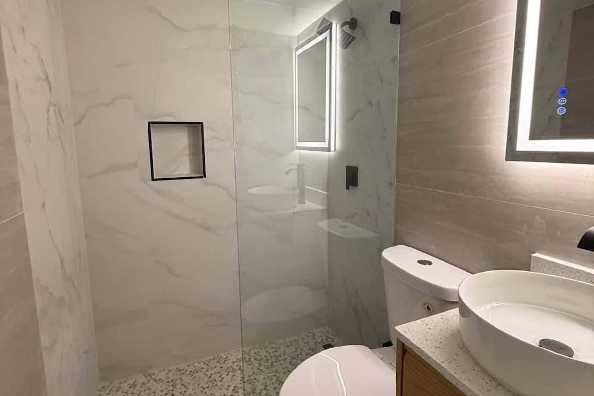 Bruser, hårtørrer, håndklæder, Sæbe