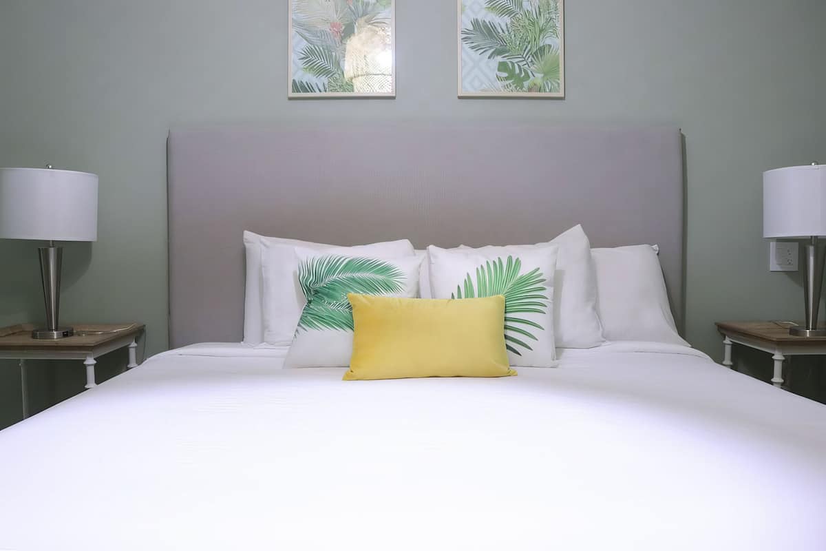 Standard Room | Peti besi dalam bilik, meja, langsir/tirai gelap terus