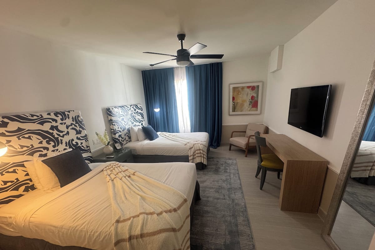 Superior-dobbeltværelse - 2 queensize-senge | Pengeskab på værelset, skrivebord, mørklægningsgardiner