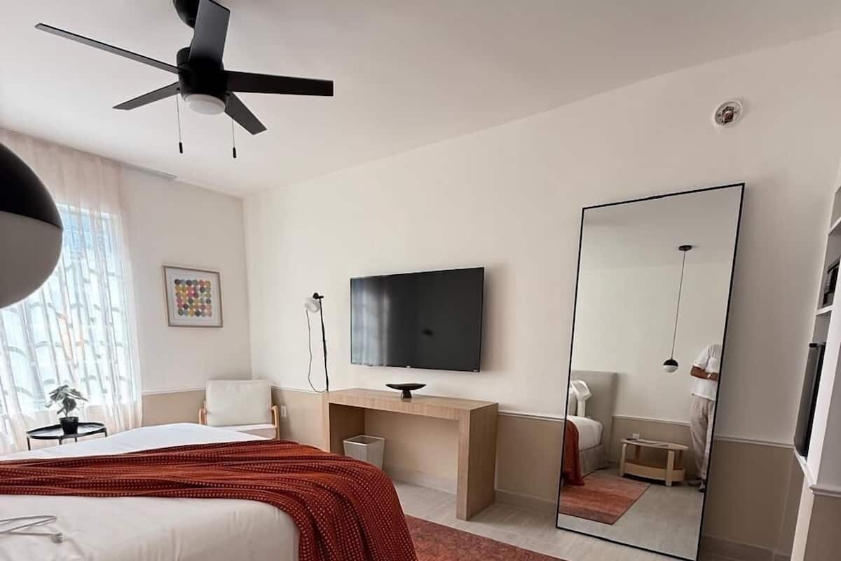 Habitación superior | Caja de seguridad en la habitación, escritorio y cortinas blackout