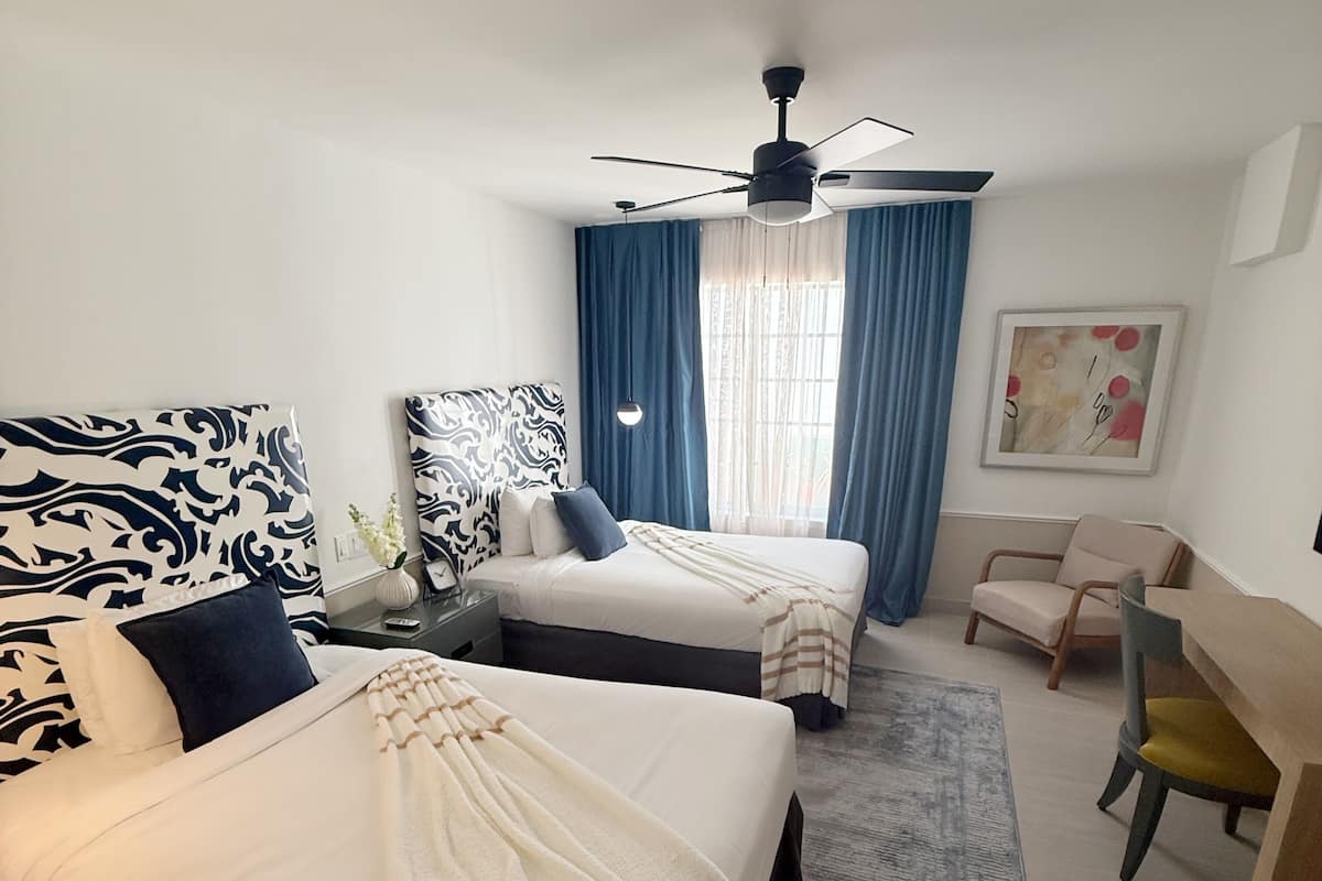 Habitación doble superior, 2 camas Queen size | Caja de seguridad en la habitación, escritorio y cortinas blackout