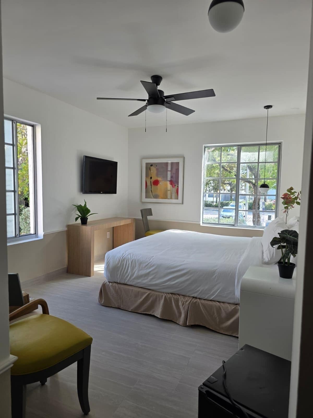 Quarto superior | Cofres nos quartos, escrivaninha, cortinas blackout