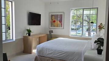 Quarto superior | Cofres nos quartos, escrivaninha, cortinas blackout