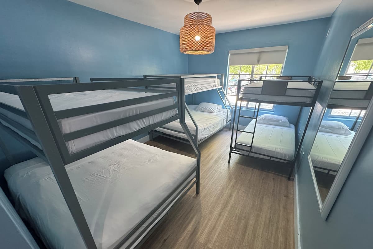 Family Quadruple Room | Peti besi dalam bilik, meja, langsir/tirai gelap terus