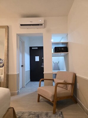 Caja de seguridad en la habitación, escritorio y cortinas blackout 