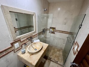 Toallas, jabón, shampoo, papel de baño
