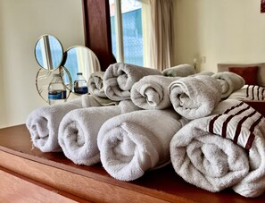Towels, soap, shampoo, toilet paper - Condominio Luxury Puerto Vallarta, una Cuadra de la Playa y Malecón! (Puerto Vallarta)