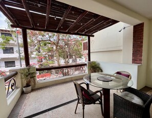 Outdoor dining - Condominio Luxury Puerto Vallarta, una Cuadra de la Playa y Malecón! (Puerto Vallarta)