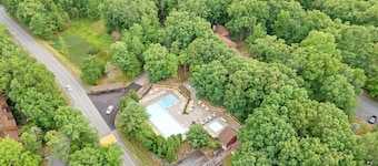 Slopeside Lounge>GameRoom|Lakes|SwimmingPools|Dogs