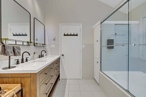 Badewanne, Haartrockner, Handtücher