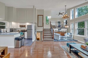 TV, fireplace, video games, DVD player - Slopeside Lounge>GameRoom|Lakes|Pools|Dogs Welcome (Bushkill)