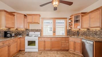 Een koelkast, een microgolfoven, een oven, een kookplaat