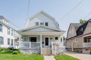 Exterior - East Hall Park Escape - 3 Bedroom Family Home (Oshkosh)