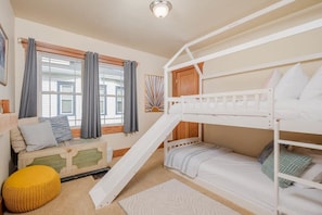 3 slaapkamers, een bureau, een strijkplank/strijkijzer, wifi