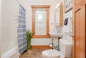 Badekar, hårtørrer, håndklæder