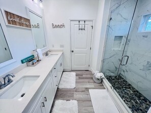 Baignoire, séchoir à cheveux, serviettes fournies