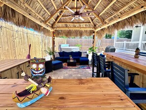 Outdoor dining - The Groovy Grouper|Tiki Hut|Hot Tub| Pet Friendly| Boat Parking (Santa Rosa Beach)