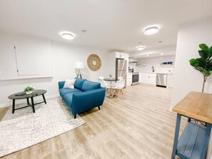 TV, offices - Paisley Suite. Dog Friendly. (Edmonton)