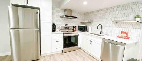 Frigorifero, microonde, forno, piano cottura