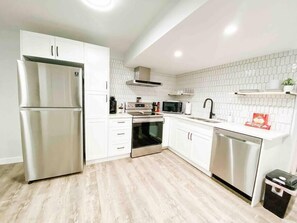 Fridge, microwave, oven, stovetop - Paisley Suite. Dog Friendly. (Edmonton)