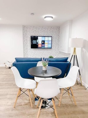 Dining - Paisley Suite. Dog Friendly. (Edmonton)