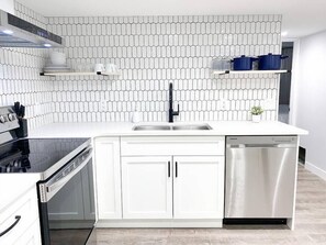 Fridge, microwave, oven, stovetop - Paisley Suite. Dog Friendly. (Edmonton)