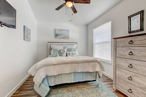 4 chambres, bureau, fer et planche à repasser, lit de bébé portatif