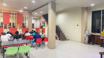 Tägliches inbegriffenes kontinentales Frühstück