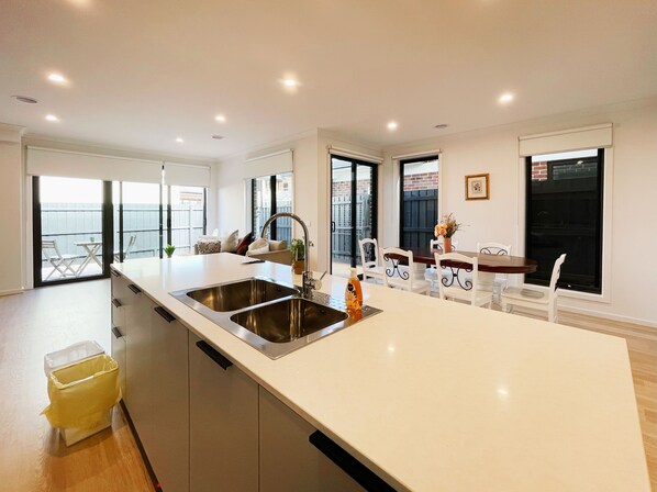 Interior - Near Westfield Fountain Gate/Train Station/Super Cozy Bed/4B3B1C (Narre Warren)