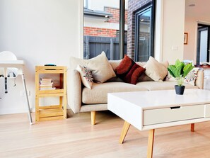 Smart TV, Netflix, books, streaming services - Near Westfield Fountain Gate/Train Station/Super Cozy Bed/4B3B1C (Narre Warren)