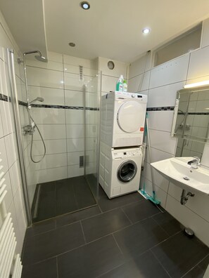 Suihku, hiustenkuivaaja, pyyhkeet, saippua