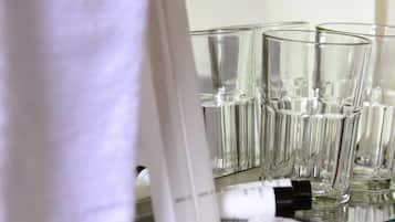 Estudio básico, 2 camas individuales, para no fumadores | Baño | Regadera, regadera tipo lluvia, toallas, jabón