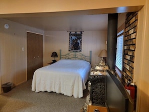9 bedrooms, WiFi, bed sheets