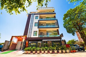 Minibar, muebles diferentes y espacio para trabajar con laptop 