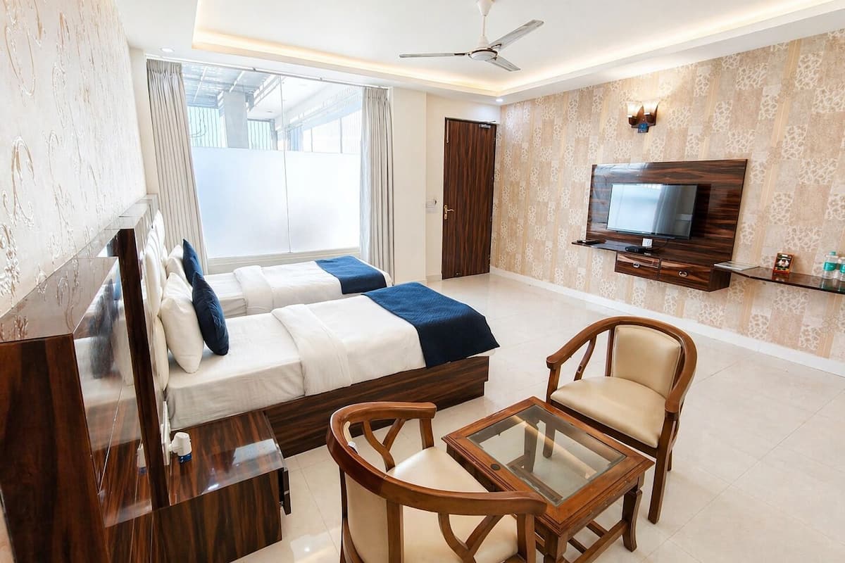 Deluxe Twin Room | Minibar, individually furnished, laptop workspace, soundproofing