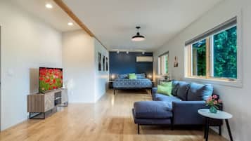 Een televisie en boeken