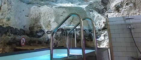 Alberca techada y alberca climatizada