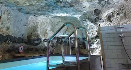 l atypique avec sa piscine chauffée interieure troglodyte