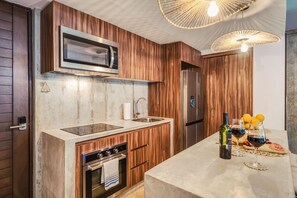 Réfrigérateur, four à micro-ondes, un four, surface de cuisson