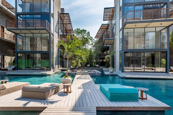 Alberca infinita, alberca en la azotea y camastros