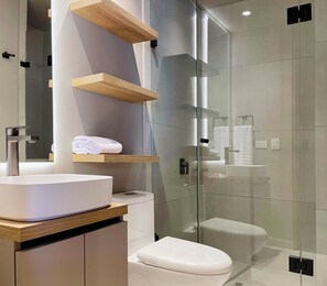 Apartment | Badezimmer | Dusche, Fußbodenheizung (Badezimmer), Handtücher, Seife